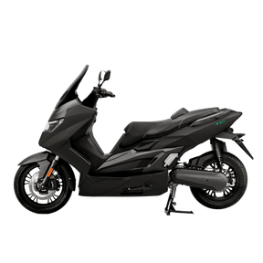 Der NERVA EXE II 2025 | B196 Elektroroller von NERVA zeigt sich im Profil, schlank und modern in schwarz mit hoher Windschutzscheibe, kantiger Karosserie und Seitenständer - ideal für bis zu 170 km umweltfreundliche Elektromobilität.