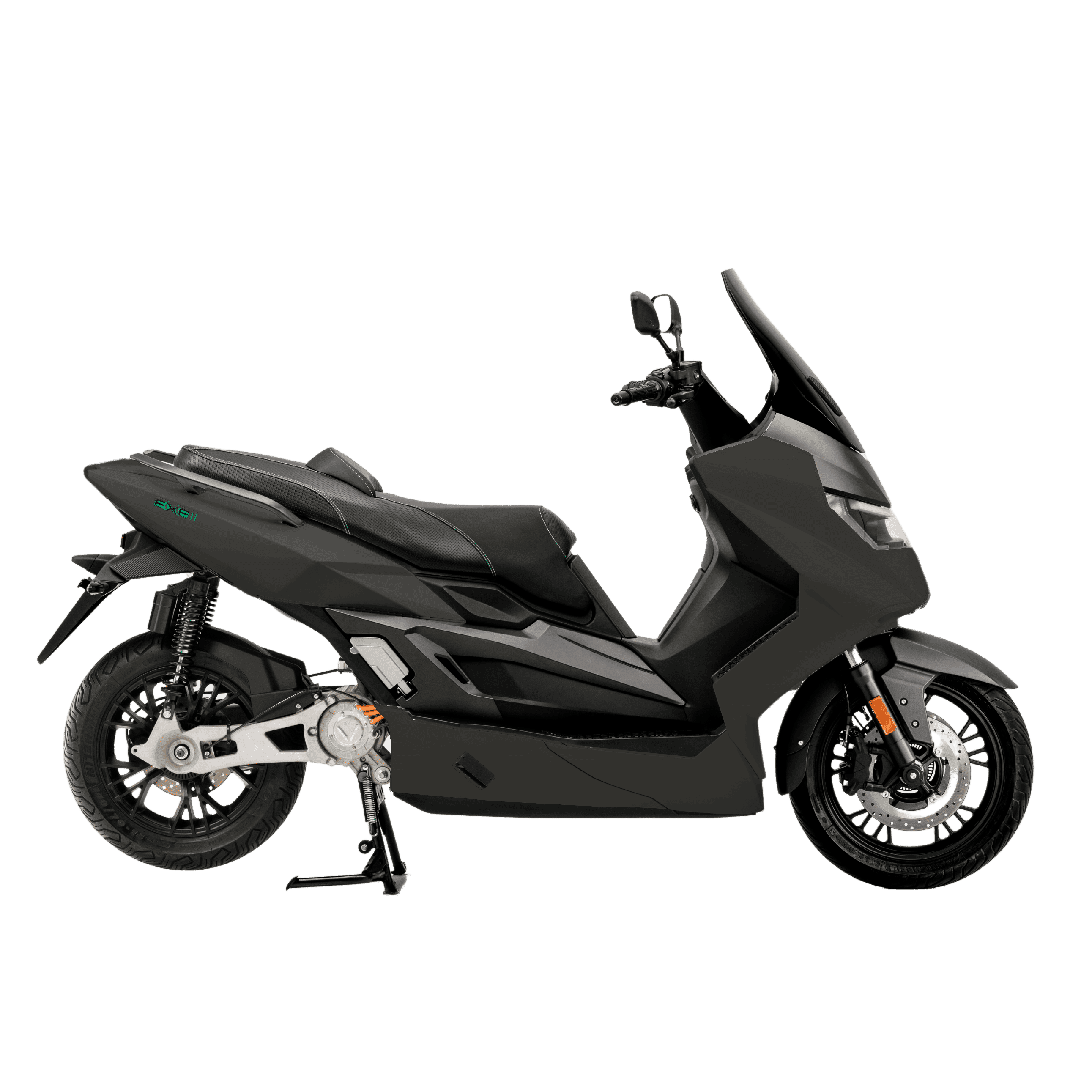 Seitenansicht des NERVA EXE II 2025 | B196 Elektroroller von NERVA, ein moderner schwarzer Elektroroller mit schlankem Design, großer Windschutzscheibe und zwei Sitzen, der eine Öko-Reichweite von bis zu 170 km bietet, dargestellt auf seinem Ständer vor einem schlichten weißen Hintergrund.