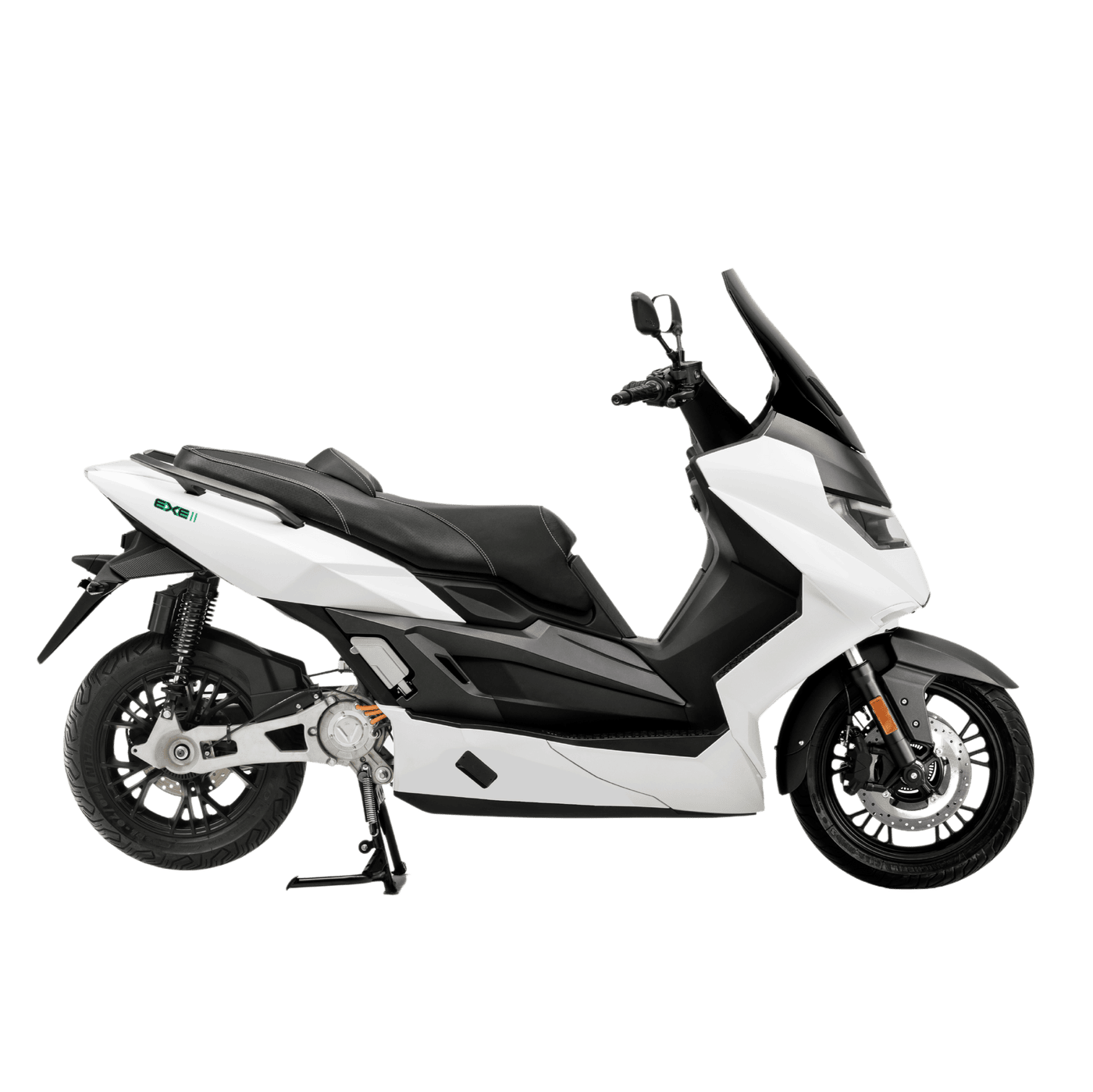 Der NERVA EXE II 2025 | B196 Elektroroller von NERVA, mit BYD Blade-Batterie und bis zu 170 km Eco-Reichweite, zeigt sich in modernem Weiß und Schwarz mit schlankem Profil auf weißem Grund, aufrecht stehend auf seinem Ständer.