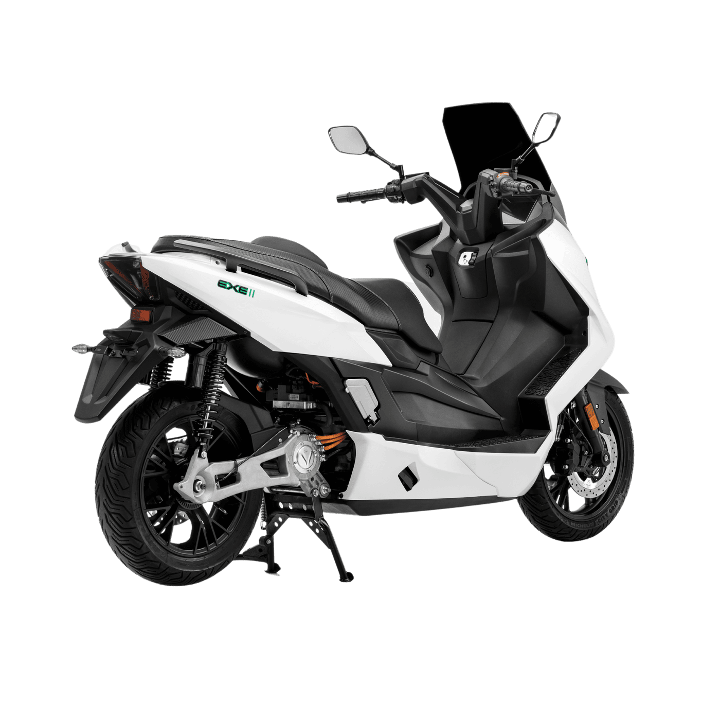 Der NERVA EXE II 2025 Elektroroller von NERVA, in modernem Weiß mit schwarzen Akzenten, verfügt über eine Windschutzscheibe und Rückspiegel. Von hinten links auf dem Ständer gesehen, ist er ideal für stilvolle Elektromobilität mit bis zu 170 km Eco-Reichweite.