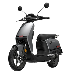 Der VMOTO SUPER SOCO CUX Pro ist ein leichter E-Scooter mit einer Höchstgeschwindigkeit von 45 km/h und Bosch-Antrieb, der sich durch ein modernes Design in Silber und Schwarz, Rückspiegel und ein digitales Display auszeichnet – ideal für die Mobilität in der Stadt. Abgebildet vor einem schlichten weißen Hintergrund.