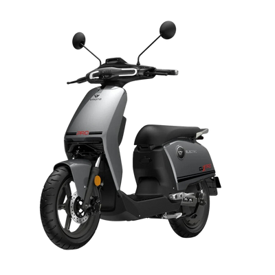 Der Super Soco CUX Pro ist ein mattgrauer, leichter E-Roller (45 km/h) mit Bosch-Antrieb, schwarzen Rädern, Gepäckträger und minimalistischem Design – perfekt für die Mobilität in der Stadt. Im Profil auf weißem Hintergrund abgebildet.