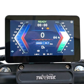 Nahaufnahme eines City Twister E-Choppers: CityTwister 6.0 PREMIUM DUO 45 km/h Armaturenbrett-Bildschirm mit Anzeige von Geschwindigkeit, Akku (64%), Fahrt (4,7 km), Icons, READY-Status und Carplay-Display unterhalb des TWISTER-Logos; mit rotem Sitz und 56 AH Akku.