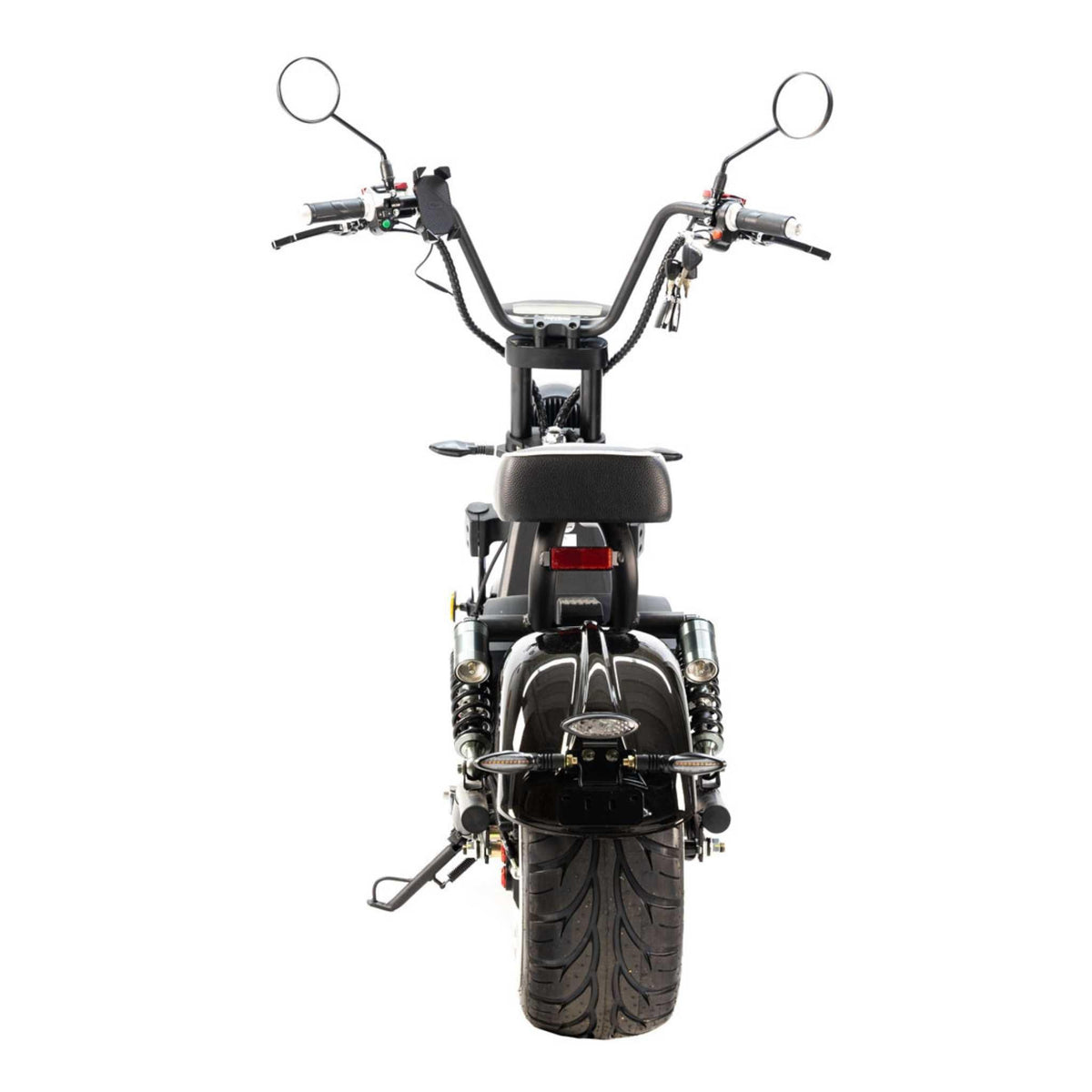Rückansicht eines schwarzen City Twister E-Choppers: Der Elektroroller CityTwister 3.0 (25 oder 45 km/h – Das Original!) mit breiten Reifen, Fußrasten, doppelten Stoßdämpfern und runden Spiegeln am verlängerten Lenker mit dem neuen TFT-Multimedia-Spiegel-Display vor weißem Hintergrund.