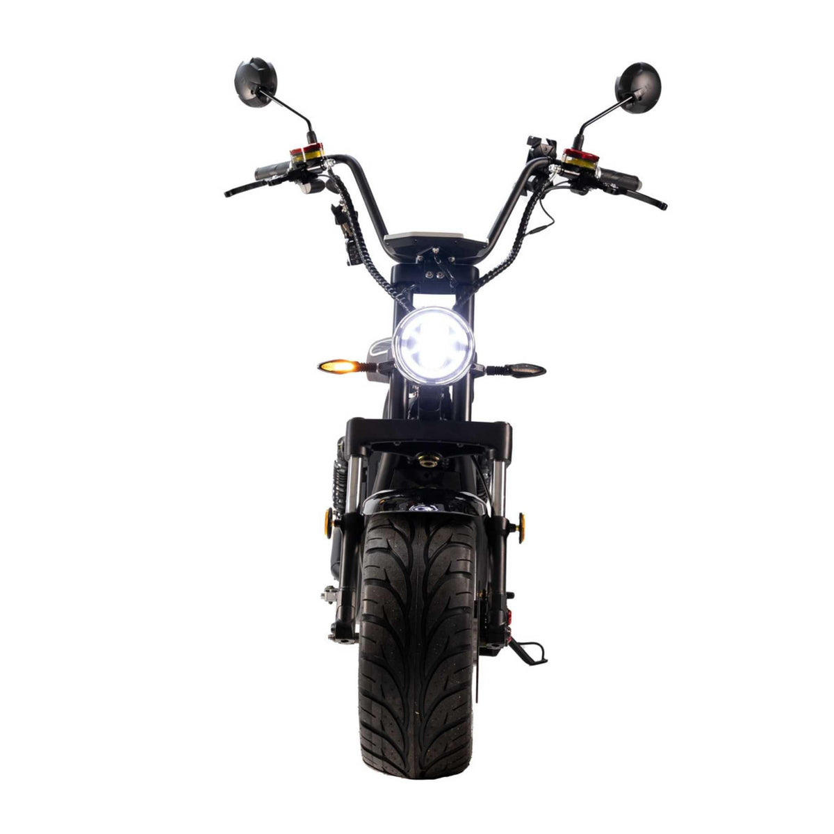Vorderansicht eines schwarzen City Twister E-Choppers: Das Elektromotorrad CityTwister 3.0 (25 oder 45 km/h – Das Original!) mit beleuchtetem Scheinwerfer, großem Reifen, Lenkerspiegeln und dem neuen TFT-Multimedia-Spiegel-Display, isoliert auf weißem Hintergrund.