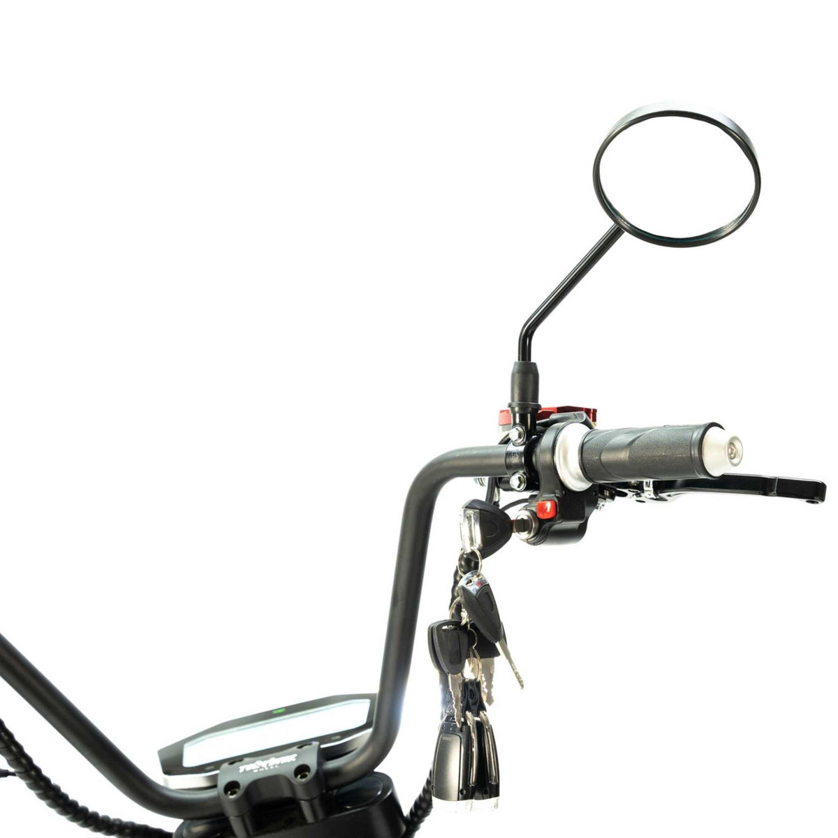Nahaufnahme des City Twister E-Choppers: CityTwister 3.0 (25 oder 45 km/h – Das Original!) Lenker mit rundem Rückspiegel, grauen Handgriffen, am Zündschloss hängenden Schlüsseln und dem neuen TFT-Multimedia-Spiegel-Display, alles vor weißem Hintergrund.