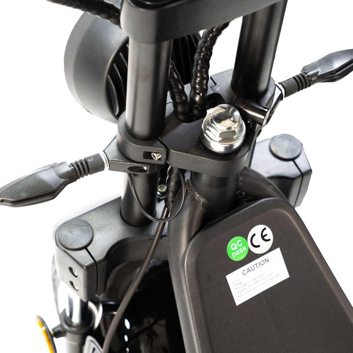 Nahaufnahme des City Twister E-Choppers: CityTwister 3.0 25 oder 45 km/h – Das Original! Lenker und Rahmen mit Steuerkabeln, Prüfplaketten und einem Warnhinweis auf der mattschwarzen Oberfläche – dies unterstreicht die robuste Bauweise und das moderne Design, das durch das neue TFT-Multimedia-Spiegel-Display noch hervorgehoben wird.