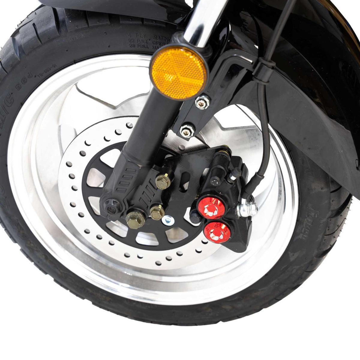 Nahaufnahme des Vorderrads des City Twister E-Choppers: CityTwister 3.0 25 oder 45 km/h – Das Original! Mit silberner Scheibenbremse, schwarzem Bremssattel, roten Akzenten und einem reflektierenden gelben Licht, das an der schwarzen Gabel angebracht ist.