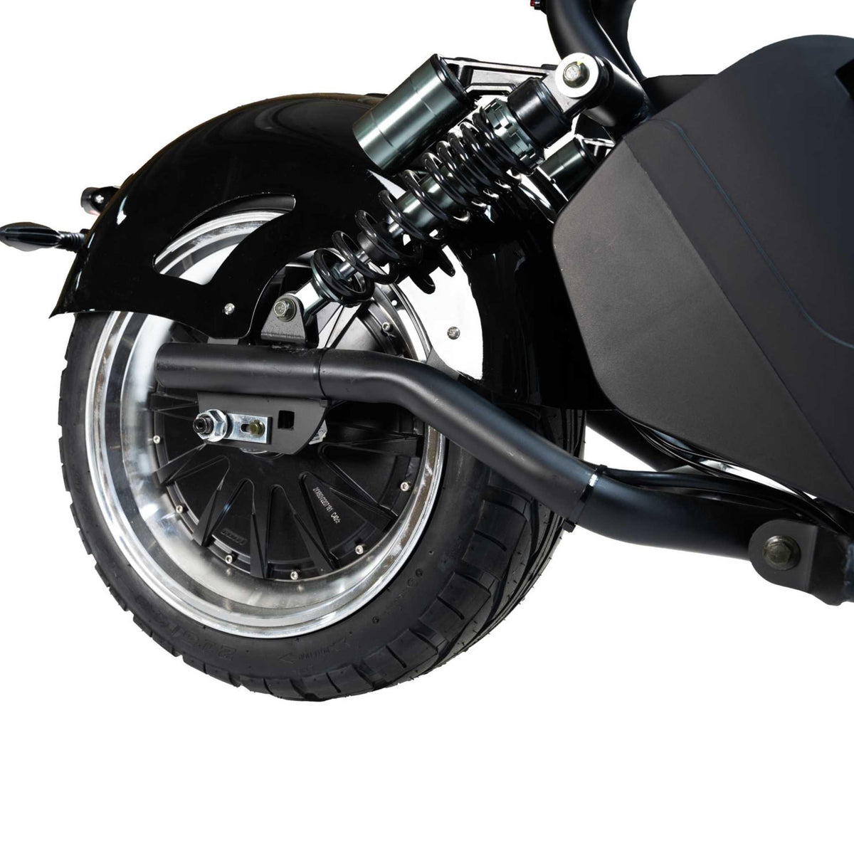 Nahaufnahme des Hinterrads des schwarzen City Twister E-Choppers: CityTwister 3.0 mit 25 oder 45 km/h, zu sehen sind die Federung, der Kotflügel, der Stoßdämpfer und ein Teil des Auspuffrohrs vor weißem Hintergrund. Dieses Modell präsentiert „Das Original!“ mit einem neuen TFT-Multimedia-Spiegel-Display.