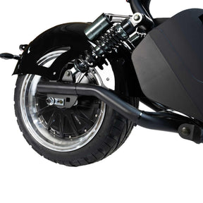 Nahaufnahme des Hinterrads des schwarzen City Twister E-Choppers: CityTwister 3.0 mit 25 oder 45 km/h, zu sehen sind die Federung, der Kotflügel, der Stoßdämpfer und ein Teil des Auspuffrohrs vor weißem Hintergrund. Dieses Modell präsentiert „Das Original!“ mit einem neuen TFT-Multimedia-Spiegel-Display.
