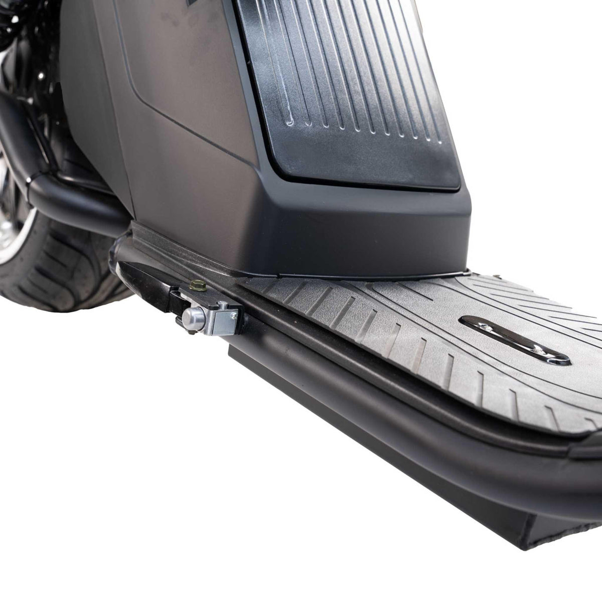 Nahaufnahme des Trittbretts und der Seitenverkleidung des City Twister E-Chopper: CityTwister 3.0 (25 oder 45 km/h) Roller mit strukturierter Oberfläche und einem Ausschnitt des Hinterrads, freigestellt vor weißem Hintergrund. Das neue TFT-Multimedia-Spiegel-Display gehört ebenfalls zur Ausstattung dieses Modells.