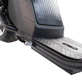 Nahaufnahme des Trittbretts und der Seitenverkleidung des City Twister E-Chopper: CityTwister 3.0 (25 oder 45 km/h) Roller mit strukturierter Oberfläche und einem Ausschnitt des Hinterrads, freigestellt vor weißem Hintergrund. Das neue TFT-Multimedia-Spiegel-Display gehört ebenfalls zur Ausstattung dieses Modells.