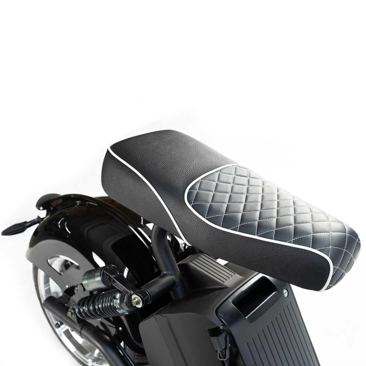 Nahaufnahme eines schwarzen E-Choppers: CityTwister 3.0-Sitz mit Rautensteppung und weißer Paspelierung, montiert auf dem eleganten schwarzen City Twister-Motorrad. Das Hinterrad und ein Teil des Kotflügels sind zu sehen und unterstreichen die raffinierte Handwerkskunst des Original-E-Choppers: CityTwister 3.0 25 oder 45 km/h – jetzt mit neuem TFT-Multimedia-Spiegel-Display.