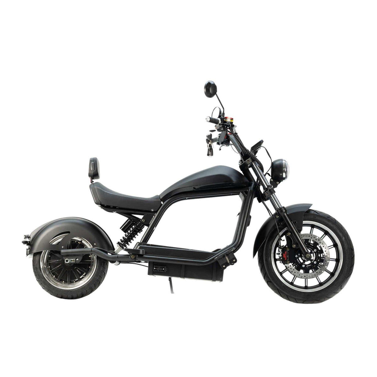 Der City Twister E-Chopper: CityTwister 6.0 MAX 80 km/h zeichnet sich durch ein modernes schwarzes Design, einen 4000-Watt-Motor, einen niedrigen Sitz, große Vorder- und Hinterräder und einen minimalistischen Stil aus (von der Seite auf weißem Hintergrund).