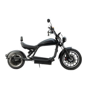 Der City Twister E-Chopper: CityTwister 6.0 MAX 80 km/h zeichnet sich durch ein modernes schwarzes Design, einen 4000-Watt-Motor, einen niedrigen Sitz, große Vorder- und Hinterräder und einen minimalistischen Stil aus (von der Seite auf weißem Hintergrund).