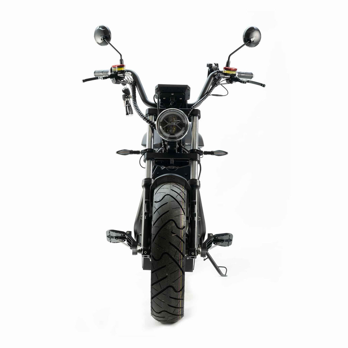 Frontansicht des schwarzen City Twister NEU E-Choppers: CityTwister 6.0 MAX DUO (80 km/h) mit Carplay Display, Modell 2026, mit Lenker, rundem Scheinwerfer, Spiegeln und breitem Vorderreifen vor weißem Hintergrund.