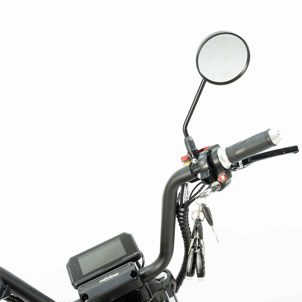 Nahaufnahme des City Twister NEU - E-Choppers: Der schwarze Lenker des CityTwister 6.0 MAX DUO mit Carplay-Display, rechtem Griff, Bedienknöpfen, Spiegel und Tasten - und seinem leistungsstarken 4000W-Motor auf weißem Hintergrund. Modell 2026 - Das Original!.