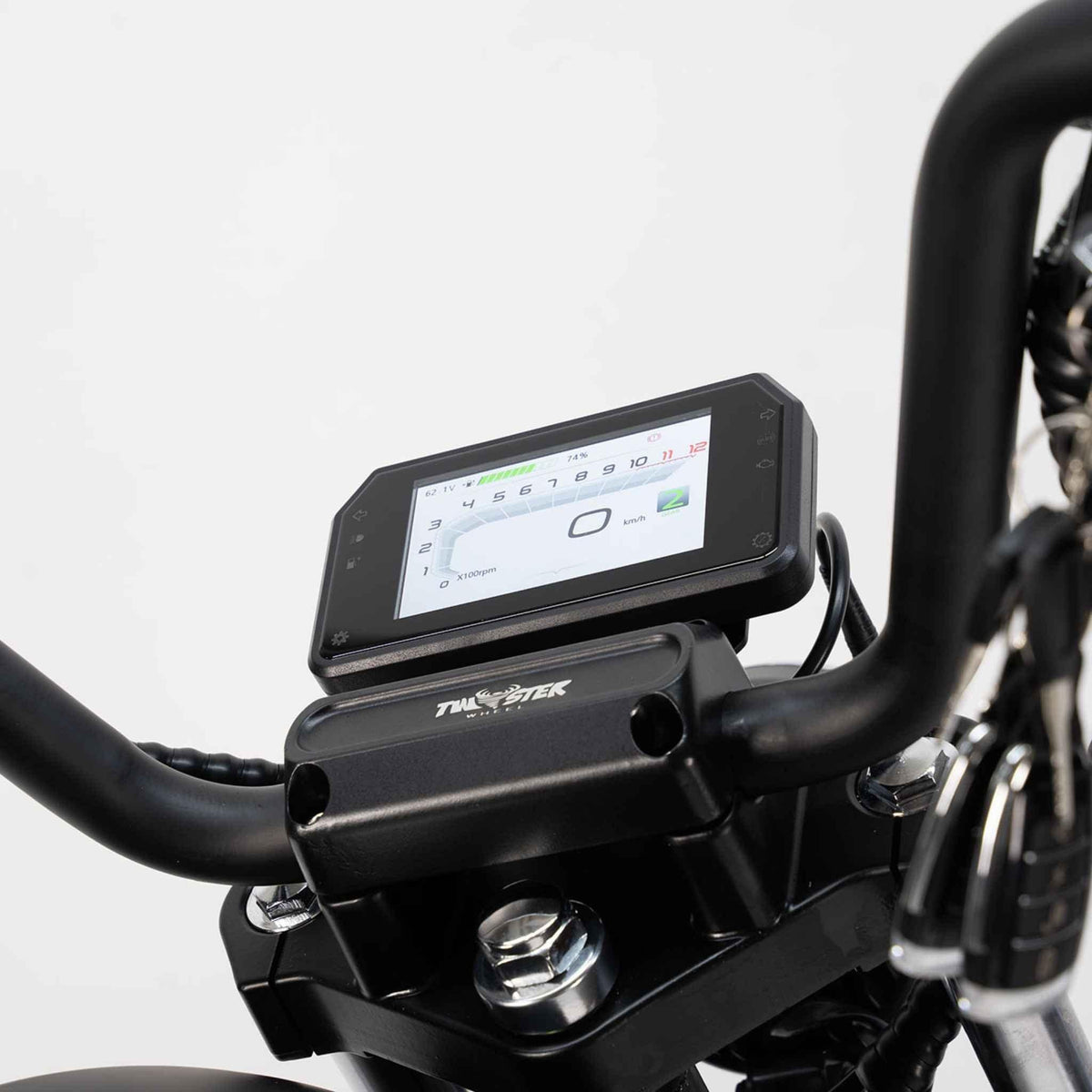 Nahaufnahme des City Twister NEU - E-Chopper: CityTwister 6.0 MAX DUO 80 km/h Carplay Display mit Anzeige von Geschwindigkeit und Blinker, mit Blick auf Lenker und Tasten; mit leistungsstarkem 4000W-Motor. Modell 2026 - Das Original!.