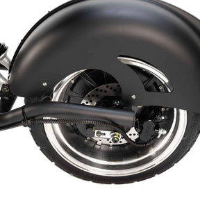 Nahaufnahme des NEU E-Chopper: CityTwister 6.0 MAX DUO's Hinterrad, hervorgehobener Reifen, Metallfelge, Scheibenbremse, schwarzes Schutzblech mit Kabel und ein starker 4000W Motor für beeindruckende Leistung. Marke: City Twister. Modell 2026 mit Carplay-Display.
