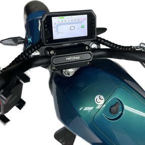 Nahaufnahme des City Twister E-Chopper Elektro Motorrads: CityTwister 6.0 PRO Lenker mit digitalem Armaturenbrett, das Geschwindigkeit und Batterieinformationen anzeigt. Mit modernem Design, leistungsstarkem 5000-Watt-Motor und kreisförmigem Zündschlüssel. Erreicht bis zu 110 km/h.