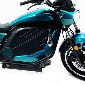 Nahaufnahme des teal-schwarzen City Twister E-Chopper Elektro Motorrad: CityTwister 6.0 PRO 110 km/h - Das Original! Zu sehen sind der Schlüsselbund, der Lenker, ein Teil des Vorderrads und der leistungsstarke 5000-Watt-Motor vor weißem Hintergrund.