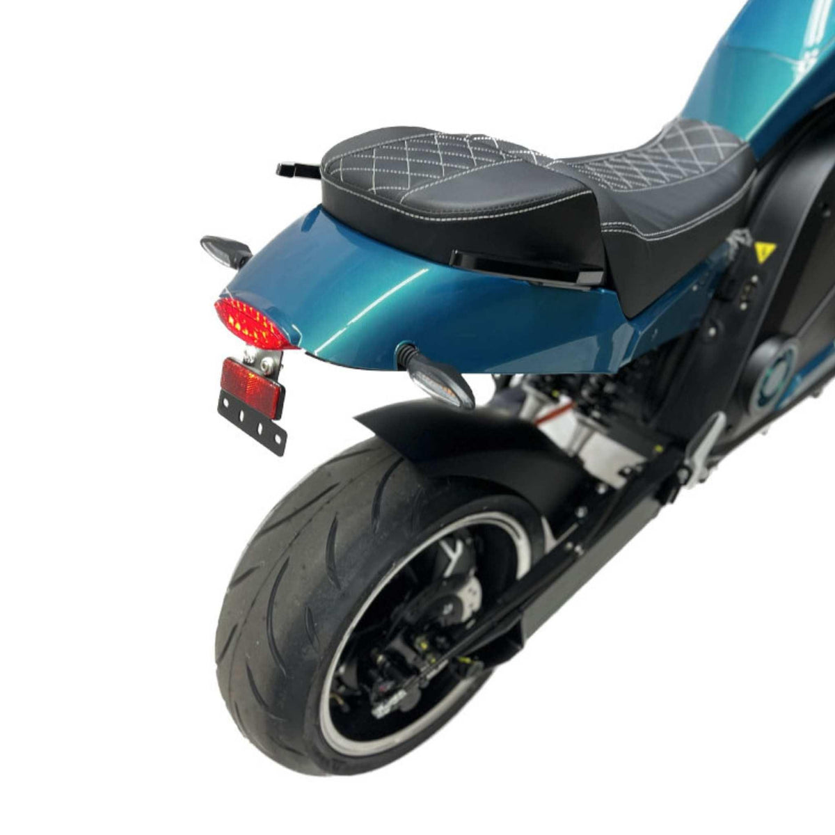 Rückansicht des City Twister E-Chopper Elektro Motorrad: CityTwister 6.0 PRO 110 km/h, mit leistungsstarkem 5000W-Motor, Hinterrad, schwarzem Sitz mit weißer Naht, Rücklicht, Blinker und Nummernschildhalter vor weißem Hintergrund.