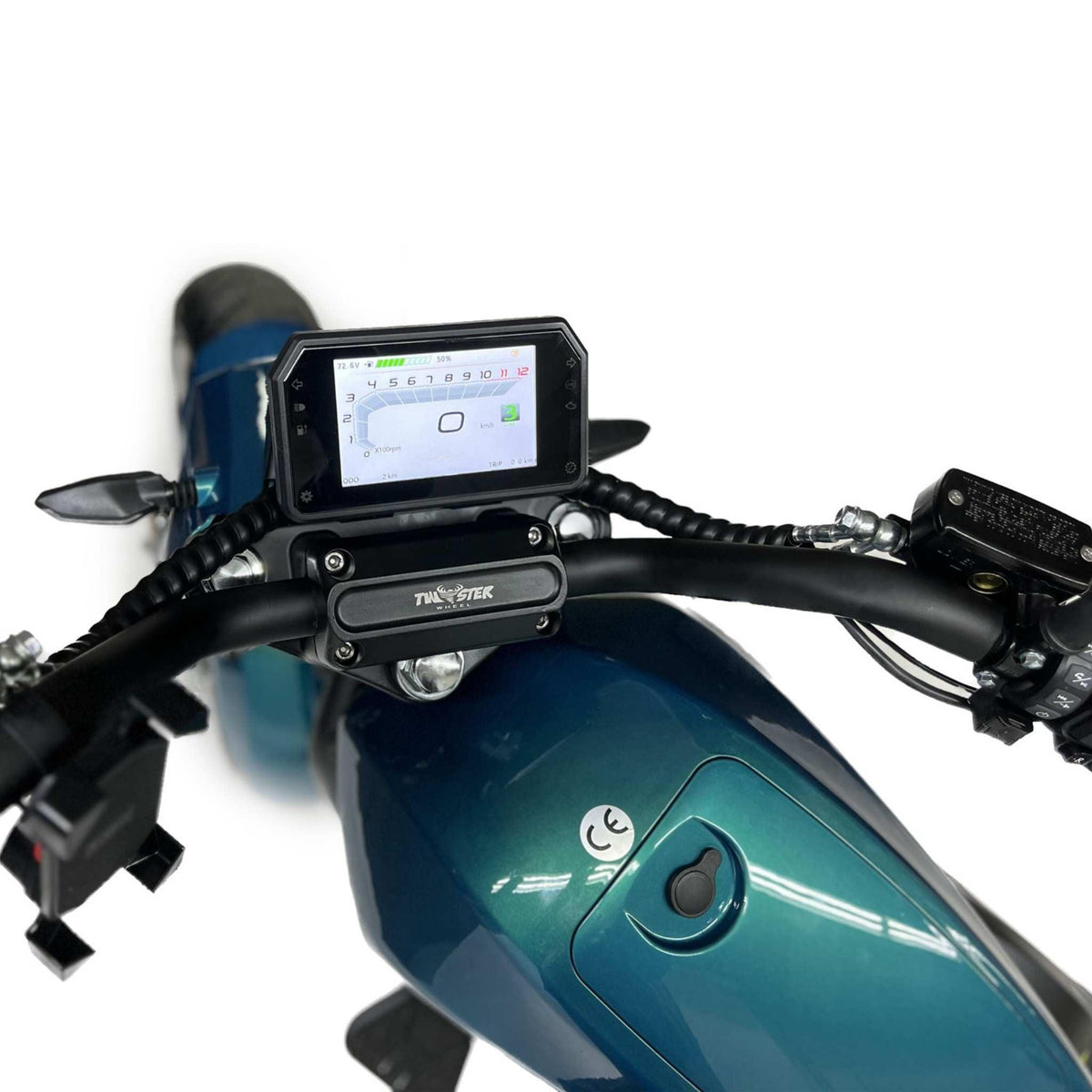 Draufsicht auf den blaugrünen City Twister E-Chopper Elektro Motorrad: CityTwister 6.0 PRO mit seinem digitalen Armaturenbrett mit Geschwindigkeits- und Batterieanzeige, Spiegeln und Bedienelementen. Ausgestattet mit einem leistungsstarken 5000W-Motor. Abgebildet vor einem weißen Hintergrund.