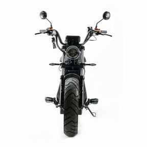 Vorderansicht des City Twister CityTwister 6.0 PREMIUM DUO E-Choppers in Schwarz auf weißem Hintergrund, wobei Lenker, Spiegel, Scheinwerfer, Vorderreifen und die Fußrasten – und demonstriert so das schlanke Design und die moderne Elektromobilität dieses originellen E-Scooters mit einer Höchstgeschwindigkeit von 45 km/h, einem 56-AH-Akku und einem CarPlay-Display.