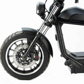 Nahaufnahme des Vorderrads und der Federung des schwarzen City Twister CityTwister 6.0 PREMIUM DUO 45 km/h E-Scooters mit einem 56-Ah-Akku und Carplay-Display vor weißem Hintergrund. Der Reifen, die Scheibenbremse und ein Teil des Rahmens sind zu sehen und unterstreichen das moderne E-Chopper-Design sowie die fortschrittlichen Elektromobilitätsfunktionen von Das OriginalE-Chopper.