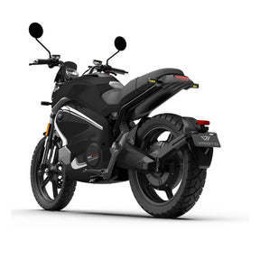 Das E-Motorrad VMOTO TC Wanderer Pro 90 km/h von VMOTO präsentiert sich von hinten in einem Retro-inspirierten schwarzen Design, das das Hinterrad, die Spiegel, den Lenker und die modernen Ausstattungsmerkmale hervorhebt. Es wird von einem effizienten Lithium-Ionen-Akku angetrieben und steht vor einem weißen Hintergrund.