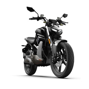 Das E-Motorrad VMOTO TS Streethunter Pro 90 km/h von VMOTO ist in Schwarz und Grau vor weißem Hintergrund abgebildet. Die Aufnahme aus einem niedrigen Blickwinkel von links vorne hebt das schlanke Design, das große Vorderrad und die kantigen Karosserieteile hervor und präsentiert das Fahrzeug als innovative Lösung für die Elektromobilität.