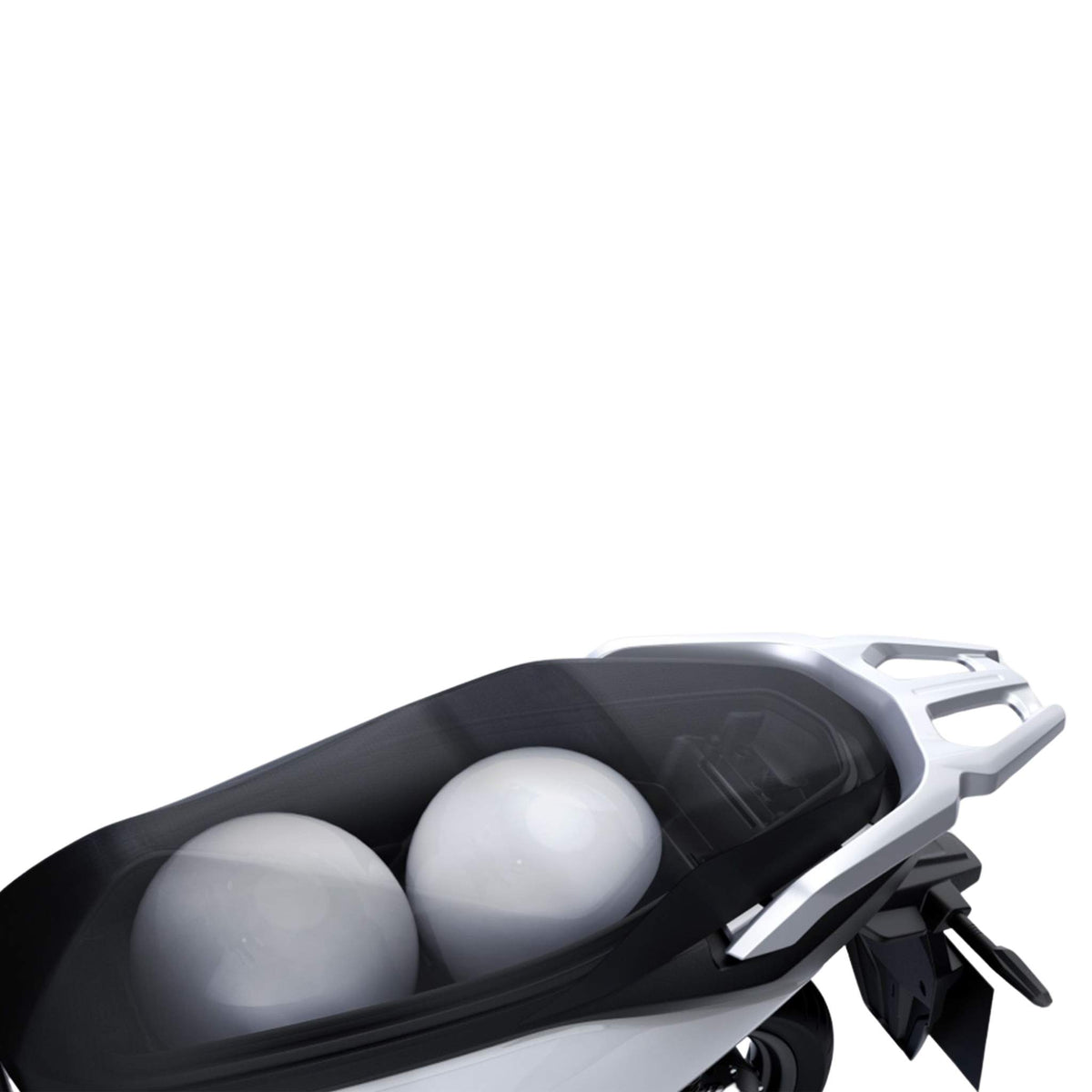 Eine Nahaufnahme des NIU Elektroroller E-Scooter Motorroller FQI 500 (2025) mit hochgeklapptem Sitz, die den geräumigen Stauraum unter dem Sitz mit zwei weißen, kugelförmigen Helmen zeigt. Der Hintergrund ist einfarbig weiß.