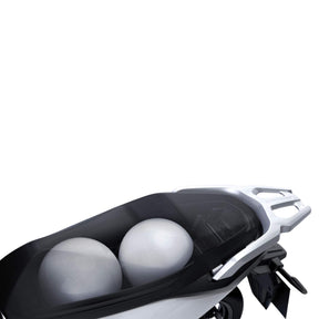 Eine Nahaufnahme des NIU Elektroroller E-Scooter Motorroller FQI 500 (2025) mit hochgeklapptem Sitz, die den geräumigen Stauraum unter dem Sitz mit zwei weißen, kugelförmigen Helmen zeigt. Der Hintergrund ist einfarbig weiß.