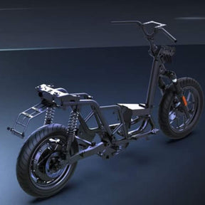 Ein komplett zerlegter NIU Elektroroller E-Scooter Motorroller FQI 500 (2025) – nur mit Rahmen, Rädern, Federung und Lenker – wird vor einem dunklen Hintergrund präsentiert und verdeutlicht damit moderne Elektromobilität mit einer Geschwindigkeit von bis zu 95 km/h.