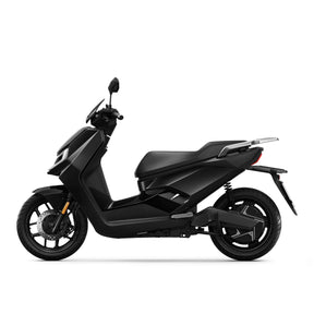 Der NIU Elektroroller E-Scooter FQI 500 (95 km/h, 2025) in Schwarz ist im Profil vor weißem Hintergrund abgebildet, wodurch sein schlankes Design, seine kantigen Linien, sein geräumiger Sitz und die gut sichtbaren Spiegel hervorgehoben werden – ideal für die elektrische Mobilität.