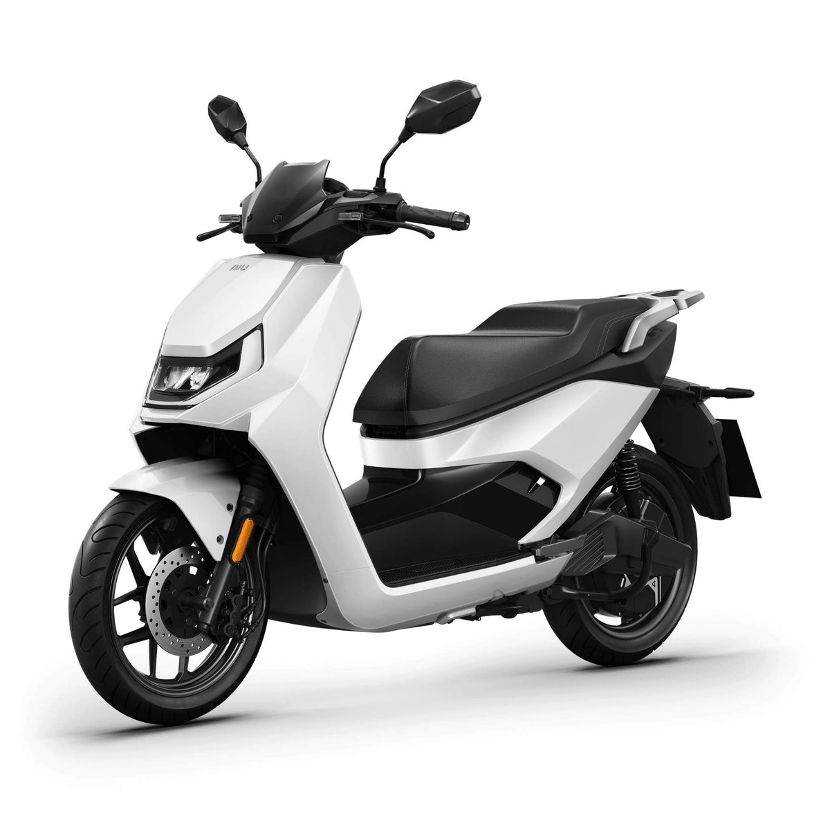 Der NIU Elektroroller E-Scooter Motorroller FQI 500 (2025) besticht durch ein modernes weißes Design mit schwarzen Akzenten, kantigen Frontscheinwerfern, einem schwarzen Sitz und zwei Seitenspiegeln – und steht damit für die Zukunft der elektrischen Mobilität.