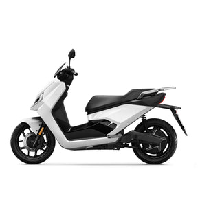 Ein eleganter, moderner NIU Elektroroller E-Scooter FQI 500 (2025) in Weiß mit schwarzen Details, Seitenansicht, mit schwarzen Rädern und einem erhöhten Rücksitz mit Gepäckträger für innovative elektrische Mobilität. Höchstgeschwindigkeit: 95 km/h.
