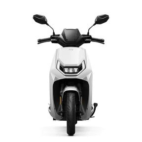 Vorderansicht des NIU Elektroroller E-Scooter Motorroller FQI 500 95 km/h (2025) in modernem Weiß mit kantigem Design, schwarzem Lenker, Spiegeln und einem markanten Scheinwerfer, der innovative elektrische Mobilität vor weißem Hintergrund hervorhebt.