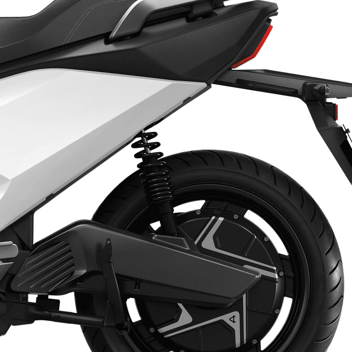 Nahaufnahme des Hinterrads, der Federung und des Sitzes des NIU Elektroroller E-Scooter Motorroller FQI 500 (2025) mit geometrischem Raddesign und stilvollen Details in Schwarz und Weiß – ideal für moderne elektrische Mobilität.
