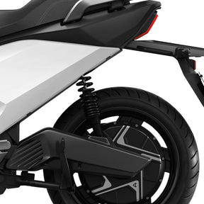 Nahaufnahme des Hinterrads, der Federung und des Sitzes des NIU Elektroroller E-Scooter Motorroller FQI 500 (2025) mit geometrischem Raddesign und stilvollen Details in Schwarz und Weiß – ideal für moderne elektrische Mobilität.
