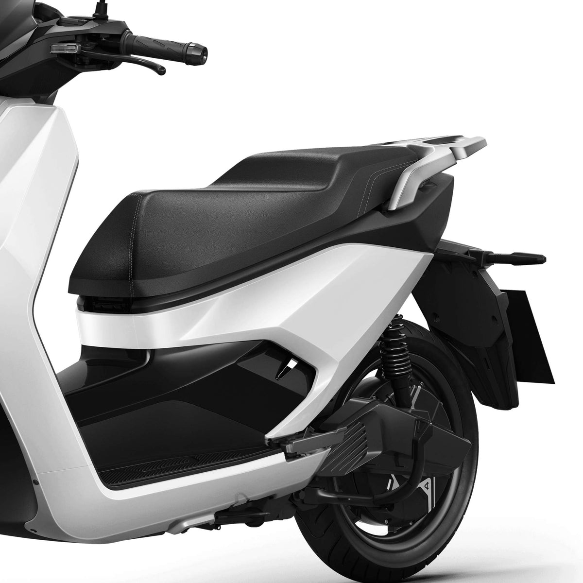 Eine Nahaufnahme in Seitenansicht des NIU Elektroroller E-Scooter Motorroller FQI 500 (95 km/h, 2025) zeigt den schwarzen Sitz, die schwarz-weiße Karosserie, das Hinterrad und die Federung vor einem schlichten weißen Hintergrund – ideal für Fans der E-Mobilität.