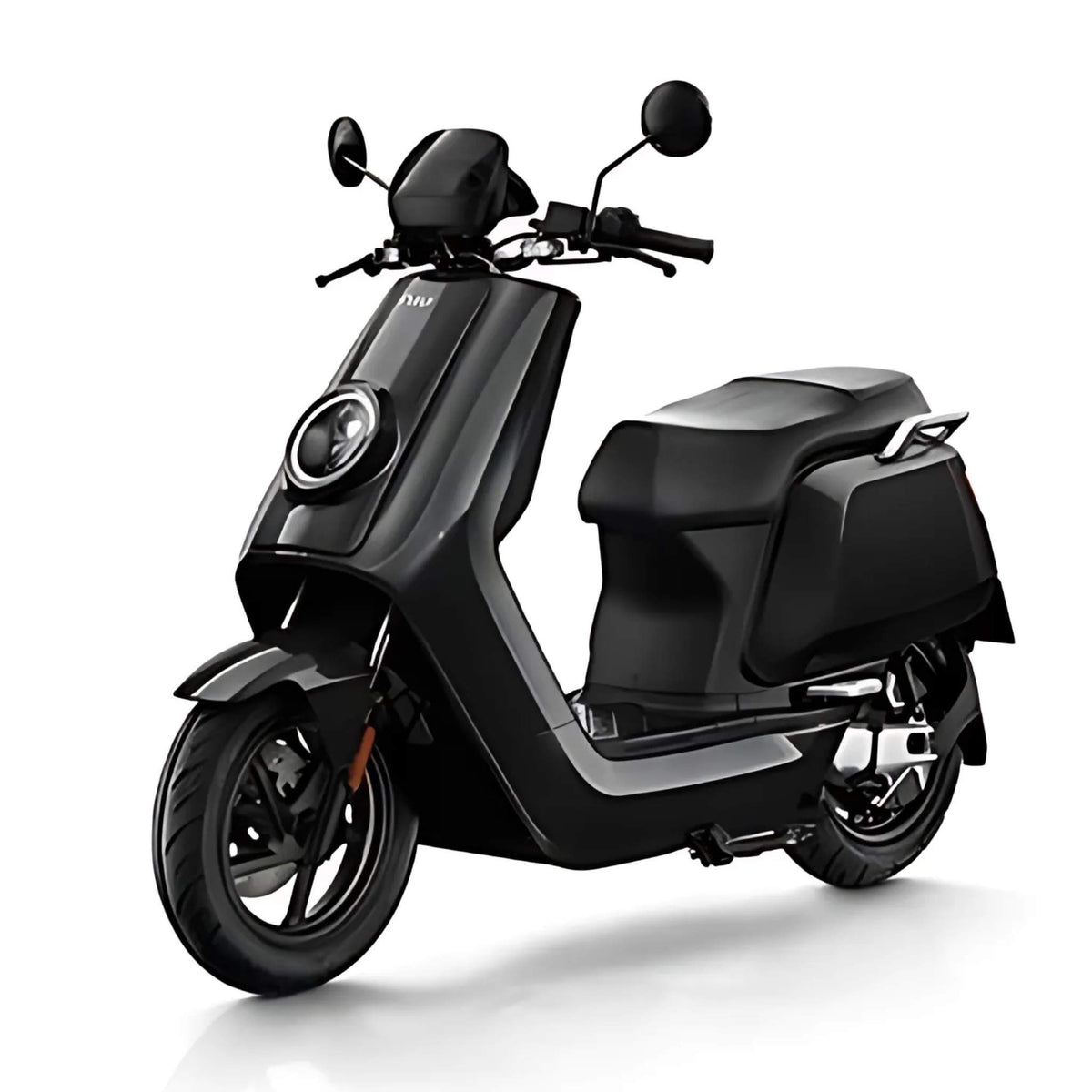 Der NIU Elektroroller E-Scooter Motorroller NQI GTS (2024 Upgrade) 45 km/h besticht durch sein schlankes, schwarzes, minimalistisches Design mit rundem Scheinwerfer und Seitenspiegeln, die moderne Elektromobilität vor weißem Hintergrund in Szene setzen.