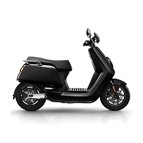 Der NIU Elektroroller E-Scooter Motorroller NQI GTS (2024 Upgrade) 45 km/h zeigt sich in schlichtem Schwarz mit kompaktem Rahmen und Leichtmetallrädern und unterstreicht damit sein modernes Design - ideal für urbane Elektromobilität.