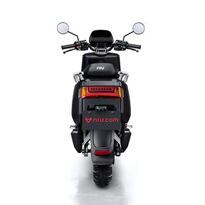 Rückansicht des schwarzen NIU Elektroroller Motorroller NQI GTS (2024 Upgrade) 45 km/h, mit Seitenspiegeln, Lenkerbedienelementen und einem Rücklicht mit "niu.com" auf dem Kotflügel, das moderne Elektromobilität auf weißem Grund präsentiert.