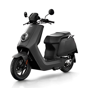 Der NIU NQI GTS Elektroroller (2024 Upgrade) ist ein schnittiger, moderner schwarzer E-Scooter mit rundem Scheinwerfer, Doppelspiegeln und aerodynamischem Design auf weißem Hintergrund. Höchstgeschwindigkeit: 45 km/h.