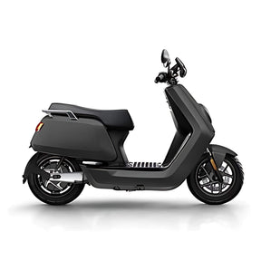 Der NIU Elektroroller E-Scooter Motorroller NQI GTS (2024 Upgrade) 45 km/h ist im Profil vor weißem Hintergrund abgebildet. Das schlichte schwarze, minimalistische Design mit Digitalanzeige und Leichtmetallrädern unterstreicht die moderne Elektromobilität.