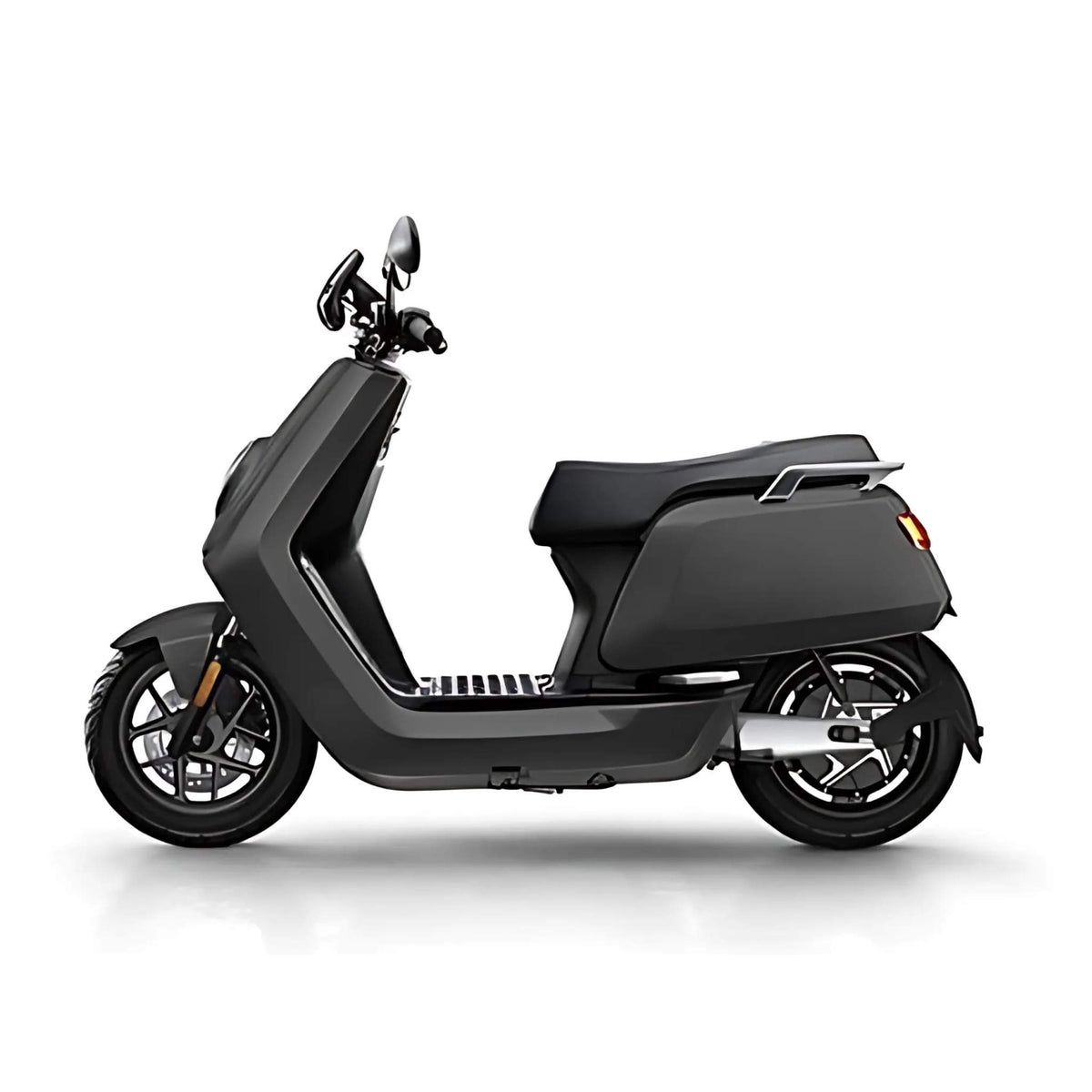 Der NIU Elektroroller Motorroller NQI GTS (2024 Upgrade) 45 km/h ist ein moderner schwarzer E-Scooter mit schlankem Profil, Durchstiegsrahmen, Digitalanzeige und Leichtmetallrädern - ideal für die stilvolle Mobilität in der Stadt.