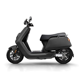Der NIU Elektroroller Motorroller NQI GTS (2024 Upgrade) 45 km/h ist ein moderner schwarzer E-Scooter mit schlankem Profil, Durchstiegsrahmen, Digitalanzeige und Leichtmetallrädern - ideal für die stilvolle Mobilität in der Stadt.