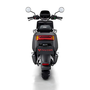 Rückansicht des schwarzen NIU Elektroroller E-Scooter Motorroller NQI GTS (2024 Upgrade) 45 km/h mit Doppelspiegeln, Rückleuchten und "niu"-Branding. Auf dem Nummernschild erscheint die Website niu.com, die moderne Elektromobilität präsentiert.