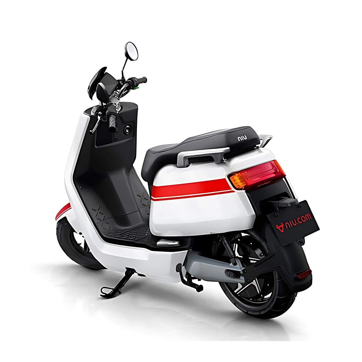 Weißer NIU Elektroroller E-Scooter Motorroller NQI GTS (2024 Upgrade) 45 km/h von NIU, mit schwarzem Sitz, rotem Streifen und Rücklicht. Abgebildet von der Rückseite mit sichtbarem Ständer und Spiegeln auf weißem Hintergrund.